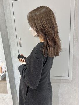 ヨーク(YOKE) YOKE 切りっぱなしロング顔周りレイヤーミルクティーベージュ