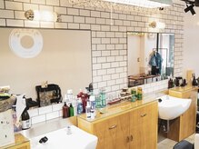 イナセパーラー(INASE PARLOR)の雰囲気（白を基調としたお洒落な空間[理容室/メンズ/バーバー/阿佐ヶ谷］）