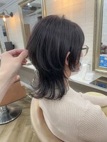 くびれが可愛いミディアムウルフ