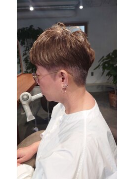 トナリ(tonari) 白髪ぼかしグレージュの刈り上げショートスタイル