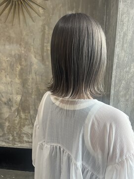 フルアヘッド(FULL A HEAD) 透明感抜群のシルバーベージュ