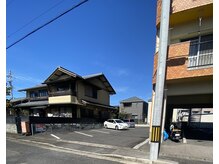 カオルヘアー(Kaoru hair)の雰囲気（KAORUHAREの敷地内に駐車場２台スペースあります）