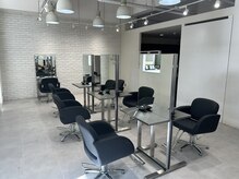 リコヘアー(LiCO HAIR)の雰囲気（天井が高く白基調のシンプルで気軽に来れる空間[那覇/小禄駅]）