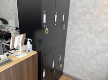「次はお持ち物と、上着をロッカーに入れて下さい。」