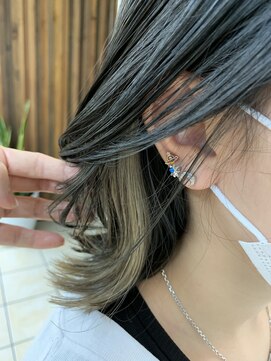 クオリス 上板橋店(QUALIS) 大人インナーカラー ホワイトベージュ 肩ライン外ハネ