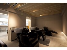 カーサヒルガーデン(casa hiru garden)の雰囲気（落ち着いた雰囲気スパはフルフラットのシャンプー台で行います。）