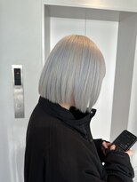 モニカ 原宿店(MONIQA) ホワイト×シルバーブルー