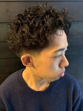 ディスイズバーバーセカンド(THIS IS BARBER 2nd) スペインカール ナチュラルブラウン ツーブロック 20代 刈り上げ