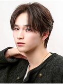 ナチュラルセンターパートコンマバングフェザーショート