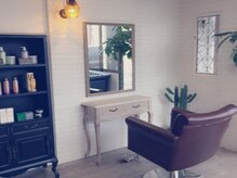 ヘアーサロン ラウナ(Hair Salon Launa)の雰囲気（アンティーク調の落ち着いた雰囲気の席）