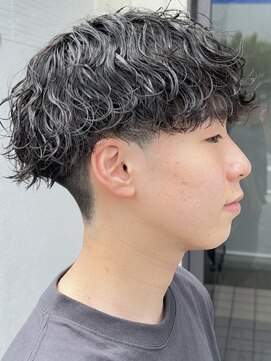 フゥ 宇都宮(FeU) 波巻きスパイラルパーマシャドウパーマメンズ刈り上げ緩め30代