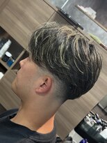 スウェルホワイト(SWELL WHITE)&nbsp;曲がる縮毛矯正で作る毛流れセンターパートホワイトメッシュ福岡