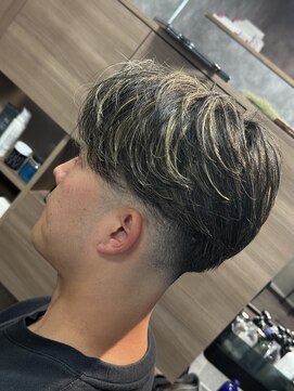 スウェルホワイト(SWELL WHITE) 曲がる縮毛矯正で作る毛流れセンターパートホワイトメッシュ福岡