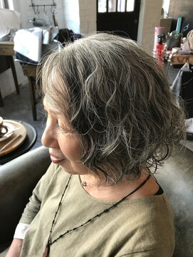 ヴォルッタ(VOLUTTA) ～外国人風ニュアンスパーマ/グレイカラー～