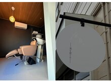 ココサロン(COCO Salon)の雰囲気(お籠り感のある自慢のシャンプーブースと、目印のロゴ看板。)
