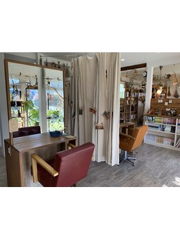 【スタイリストのみの少人数サロン♪】席数も少ないため、この時期でも安心◎居心地の良いオシャレ空間★