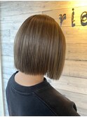ベージュカラーの切りっぱなしボブ
