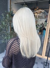 【髪質やヘアーの履歴に合わせてブリーチを配合、ケアブリーチで理想のハイトーンヘアを実現】
