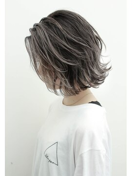 トルネード(TORNADO) 外国人風ボブ ハイライトグラデーション グレージュ　外ハネ