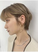 小顔ブロンドマッシュショート