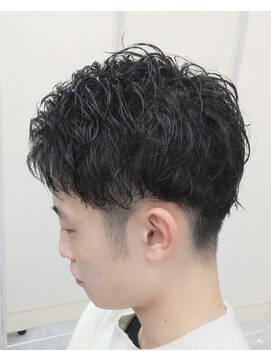 夜髪 卵形クセ毛 丁寧にあしらったツーブロック ジェル仕立て