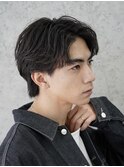 大人の抜け感を演出する、今トレンドのフェザーパーマ