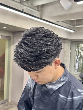 ニコ トウキョウ ロジック(nico TOKYO Logic) 刈り上げセンターパートテーパーフェードカットニュアンスパーマ