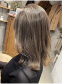 ハイライトベージュ ナチュラルくびれヘア 外はねミディアム