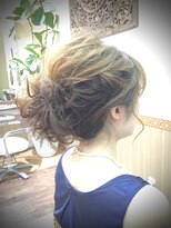 ヘアーメイクスリーク ヌケ感上品パーティーアレンジ♪