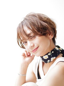 サークル(CIRCLE) マッシュショートカーキグレージュ大人かわいいフェザーバング