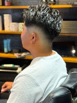 レオザバーバー(LEO the Barber) フェードカット　アップバング　ナチュラルパーマ　束感