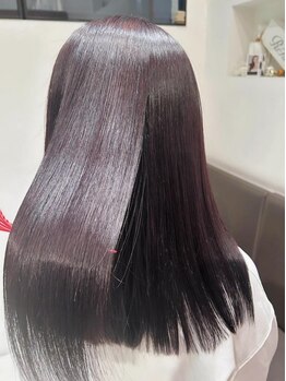 ブルームフラワーズ(BLOOM FLOWERS)の写真/ダメージを最小限に抑えた施術で、髪本来の美しさを引き出す。さらツヤで毎日触りたくなるような髪へ♪