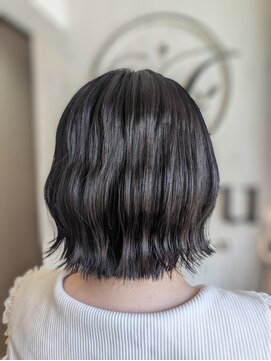 イコウヘアデザイン(icou hair design) ブルーブラック×波巻きボブ