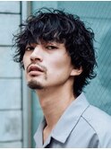 大人の波巻きスパイラルパーマミディアムロングメンズカットヘア