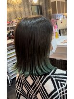 アビアンドアッシュ(Abi&Ass)&nbsp;裾グリーンで魅せる、ブラックボブ。