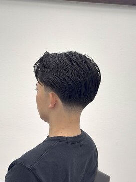 トウキョウ クラシック バーバー タウン(TOKYO CLASSIC BARBER TOWN) センターパート　テーパーフェード
