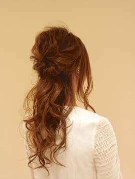 ナズル(nuzzle) ゆるふわハーフアップ