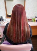 レッドベースに2色のメッシュで、個性的エクステ