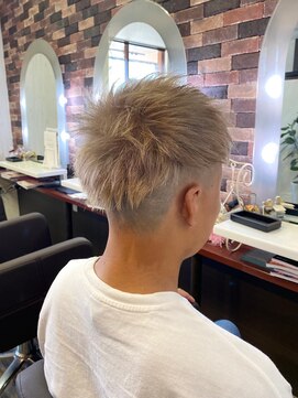 ヘアー リードレス(hair Re:dress) 金髪マッシュ刈り上げフェードスタイルアップバング短髪束感