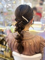 アトリエビューティーアミュ(atelier beauty AmU) 結婚式 二次会 お呼ばれ 編みおろしポニー×ヘアピン