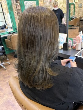ヘアーラウンジ アンフィ 井土ヶ谷(Hair Lounge Anphi) カーキベージュ