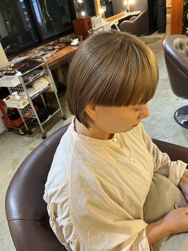 ビハインドザカーテン(BEHIND THE CURTAIN) 切りっぱなしボブ×外はねボブ×丸みをつけないボブ