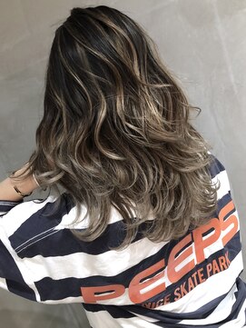 メリー(merry craftsman's factory) ハイライト、バレイヤージュ、アッシュベージュくびれセミディー