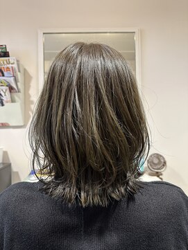 トレパルッキエーレ(tre parrucchiere) ［-tre-］レイヤースタイル×オリーブグレージュ