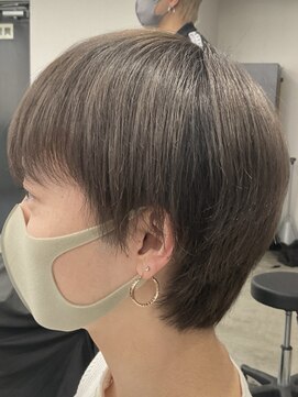 フイ 新宿3丁目(Hui) フェザーパーマ/グレーブルーカラー/刈り上げショートパンク