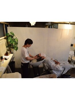 落ち着いた店内での極上オイルヘッドスパで至福のひと時を♪スパニストによる施術で頭皮と髪のお悩みを解決