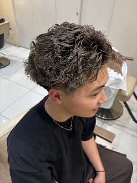 クレア本厚木(CREA) ブリーチ有りの複雑履歴の状態からのピンパーマで無造作ヘアーに