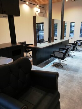 ヘアープラスヘッドスパ エン(Hair + Head spa en)の写真/【和】にこだわった坪庭がのぞき、落ち着きのある空間でリラックスしながら施術を受けられるのが魅力。