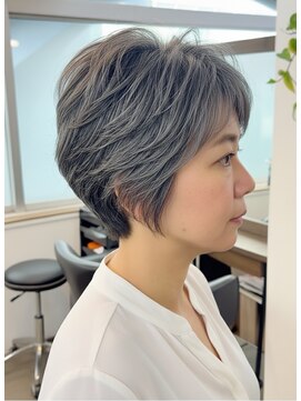 大人ショートボブ/グレイヘア/白髪ぼかし/40代50代60代