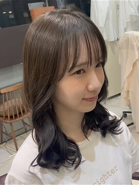 アメリ バイ アピッシュ(Amelie by apish) コテ巻き風パーマ韓国風パーマミディアムパーマ前髪パーマ